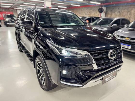 TOYOTA HILUX SW4 2.8 D-4D TURBO DIESEL SRX 7L 4X4 AUTOMÁTICO TOYOTA HILUX SW4 2.8 D-4D TURBO DIESEL SRX 7L 4X4 AUTOMÁTICO